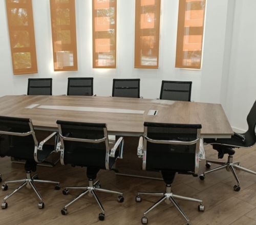 Mesa de reunión Omega con electrificación. Instalación LA OFICINA ONLINE.